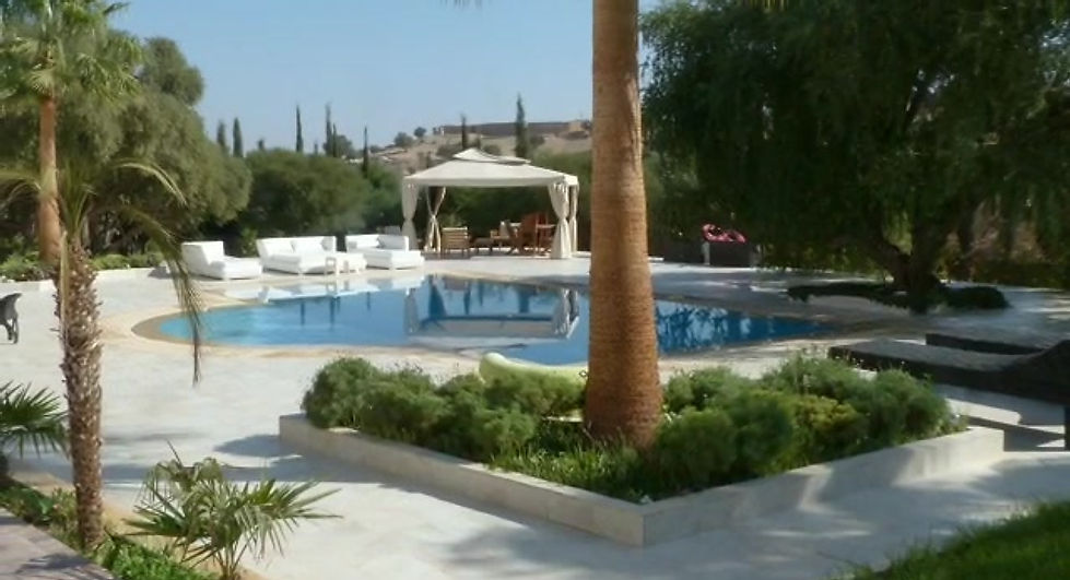 villa blanche accommodation video